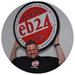 Das ist Robert Gatnar vor dem eb24 Logo